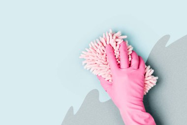 Mavi arka planı temizleyen kadın elleri. Temizlik ya da temizlik konsepti. Uzayı kopyala Düz yatış, Üst Görünüm.