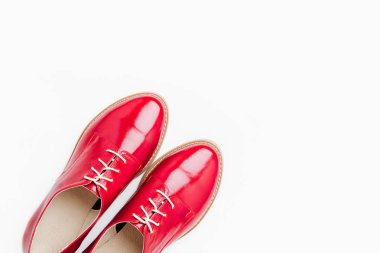Şık kadın bahar ya da kırmızı renk sonbahar ayakkabı. Güzellik ve moda kavramı. Düz yatıyordu, en iyi görünümü
