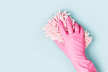 Mavi arka planı temizleyen kadın elleri. Temizlik ya da temizlik konsepti. Uzayı kopyala Düz yatış, Üst Görünüm.