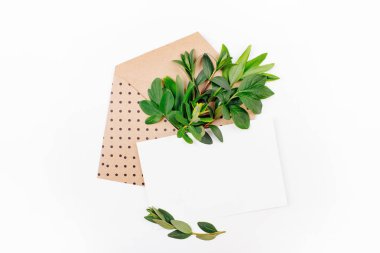 Zarf, boş kart, bileşimi yeşil yaprakları ve altın başı işleri ile tarz Masası. Düz yatıyordu.