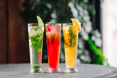 Elma, portakal ve taş Resepsiyon arka plan üzerinde meyveleri ile soğuk meyve çayı