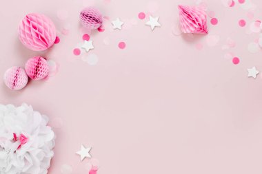 Pembe çerçeve yaptı ve beyaz kağıt süslemeleri bebek için parti. Düz yatıyordu, en iyi görünümü