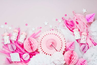 Pembe ve beyaz kağıt süslemeleri bebek için parti duş. Bu bir kız var. Düz yatıyordu, en iyi görünümü