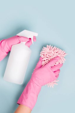 Mavi arka planı temizleyen kadın elleri. Temizlik ya da temizlik konsepti. Uzayı kopyala Düz yatış, Üst Görünüm.