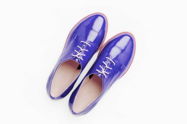 Şık kadın bahar ya da kırmızı renk sonbahar ayakkabı. Güzellik ve moda kavramı. Düz yatıyordu, en iyi görünümü