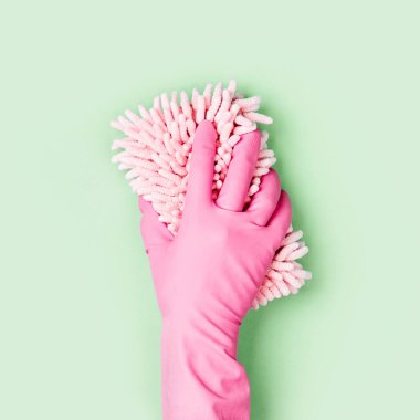 Mavi arka planı temizleyen kadın elleri. Temizlik ya da temizlik konsepti. Uzayı kopyala Düz yatış, Üst Görünüm.