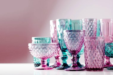 Renkli Vintage kadehler yakın çekim 