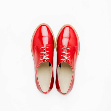 Şık kadın bahar ya da kırmızı renk sonbahar ayakkabı. Güzellik ve moda kavramı. Düz yatıyordu, en iyi görünümü