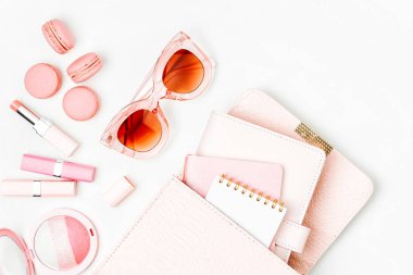 Kozmetik ürünleri, sunglass, çanta beyaz arka plan üzerinde. Düz yatıyordu, en iyi görünüm. Moda kavramı