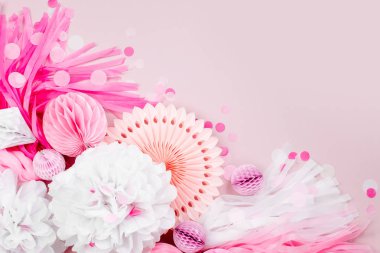 Pembe ve beyaz kağıt süslemeleri bebek için parti. Düz yatıyordu, en iyi görünümü