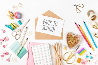 Okul hazırlıkları, eğitim nesneleri, üstten görünüm 