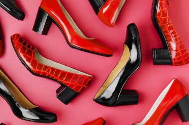 Şık kadın bahar ya da kırmızı renk sonbahar ayakkabı. Güzellik ve moda kavramı. Düz yatıyordu, en iyi görünümü