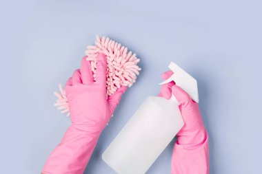 Mavi arka planı temizleyen kadın elleri. Temizlik ya da temizlik konsepti. Uzayı kopyala Düz yatış, Üst Görünüm.