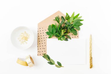 Zarf, boş kart, bileşimi yeşil yaprakları ve altın başı işleri ile tarz Masası. Düz yatıyordu.