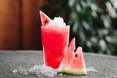 Taş Resepsiyon arka plan üzerinde buz ile soğuk karpuz smoothies