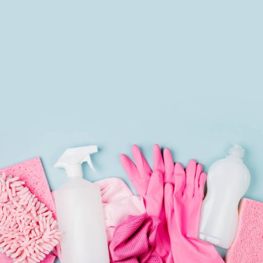 Deterjan ve temizlik aksesuarları pembe renkte. Temizlik hizmeti konsepti. Düz yatış, Üst Görünüm.