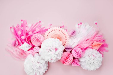 Pembe ve beyaz kağıt süslemeleri bebek için parti. Düz yatıyordu, en iyi görünümü