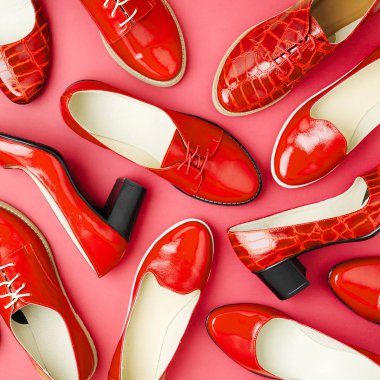 Şık kadın bahar ya da kırmızı renk sonbahar ayakkabı. Güzellik ve moda kavramı. Düz yatıyordu, en iyi görünümü