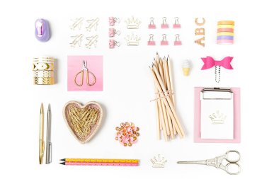 Okul hazırlıkları, eğitim nesneleri, üstten görünüm 