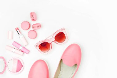 Kozmetik ürünleri, sunglass, ayakkabılar beyaz arka plan üzerinde. Düz yatıyordu, en iyi görünüm. Moda kavramı