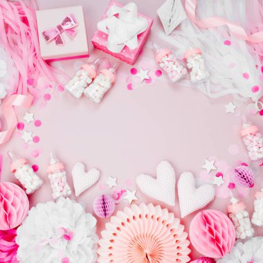 Pembe çerçeve yaptı ve beyaz kağıt dekorasyon duş bebek için parti. Bu bir kız var. Düz yatıyordu, en iyi görünümü