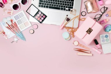 Moda blogger çalışma alanıyla soluk pembe tablo üzerinde laptop ve erkek Aksesuar, kozmetik ürünleri. düz yatıyordu, en iyi görünümü