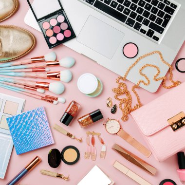 Moda blogger çalışma alanıyla soluk pembe tablo üzerinde laptop ve erkek Aksesuar, kozmetik ürünleri. düz yatıyordu, en iyi görünümü