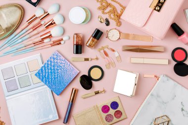 Moda blogger çalışma alanıyla soluk pembe tablo üzerinde laptop ve erkek Aksesuar, kozmetik ürünleri. düz yatıyordu, en iyi görünümü