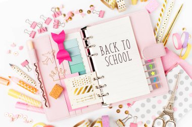 Okul hazırlıkları, eğitim nesneleri, üstten görünüm 