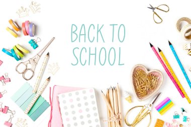 Okul hazırlıkları, eğitim nesneleri, üstten görünüm 