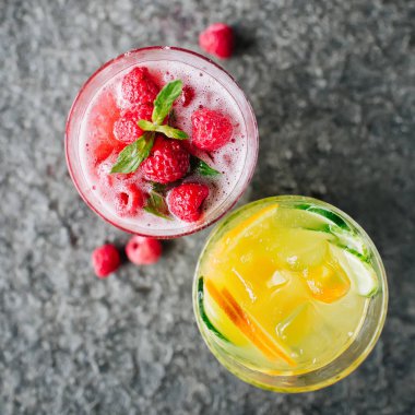 Salatalık ve taş masanın üstüne çilek limonata ile turuncu limonata