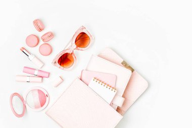 Kozmetik ürünleri, sunglass, çanta beyaz arka plan üzerinde. Düz yatıyordu, en iyi görünüm. Moda kavramı