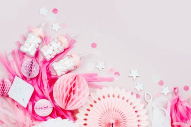 Pembe ve beyaz kağıt süslemeleri bebek için parti duş. Bu bir kız var. Düz yatıyordu, en iyi görünümü