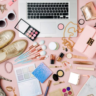 Moda blogger çalışma alanıyla soluk pembe tablo üzerinde laptop ve erkek Aksesuar, kozmetik ürünleri. düz yatıyordu, en iyi görünümü