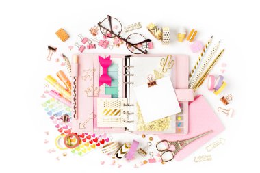 Okul hazırlıkları, eğitim nesneleri, üstten görünüm 