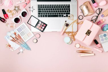 Moda blogger çalışma alanıyla soluk pembe tablo üzerinde laptop ve erkek Aksesuar, kozmetik ürünleri. düz yatıyordu, en iyi görünümü