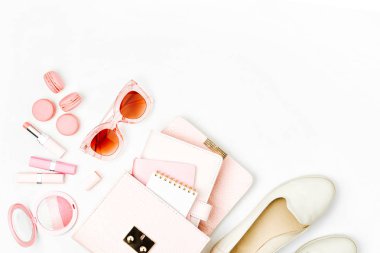 Kozmetik ürünleri, sunglass, Ayakkabı, çanta beyaz arka plan üzerinde. Düz yatıyordu, en iyi görünüm. Moda kavramı