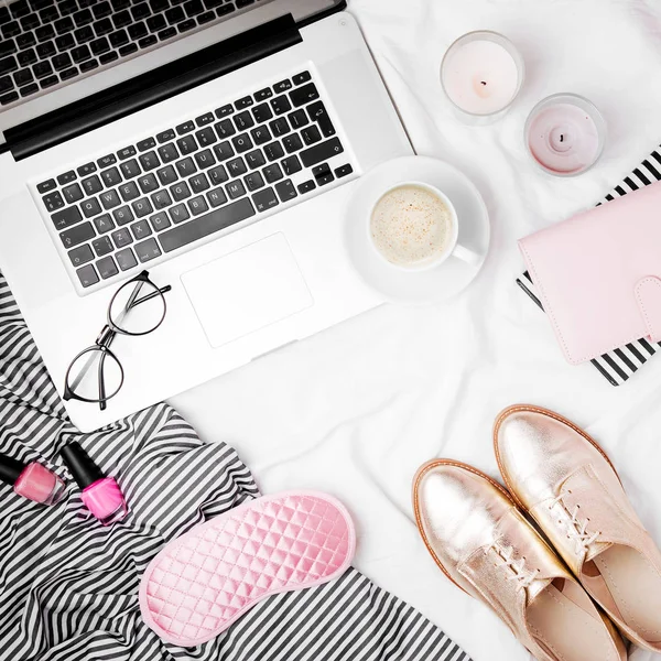 Модний Блогер Робочий Простір Ноутбуком Жіночим Аксесуаром Ліжку Плоский Ліжко — стокове фото