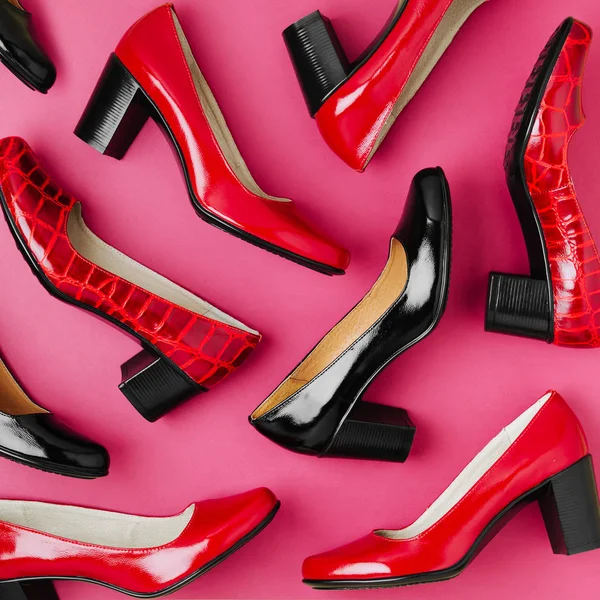 Şık kadın bahar ya da kırmızı renk sonbahar ayakkabı. Güzellik ve moda kavramı. Düz yatıyordu, en iyi görünümü