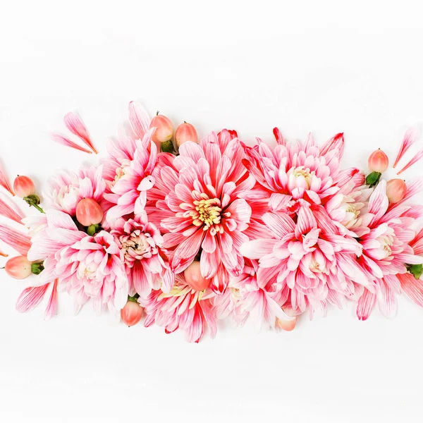 Belos Arranjos Florais Crisântemos Cor Rosa Sobre Fundo Branco Deitado — Fotografia de Stock