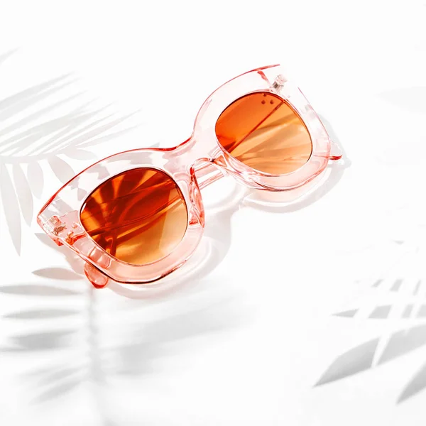 Stylowe Okulary Jasnym Świetle Słonecznym Cień Liści Palmowych Koncepcję Wakacji — Zdjęcie stockowe