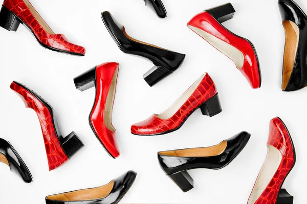 Şık kadın bahar ya da kırmızı renk sonbahar ayakkabı. Güzellik ve moda kavramı. Düz yatıyordu, en iyi görünümü
