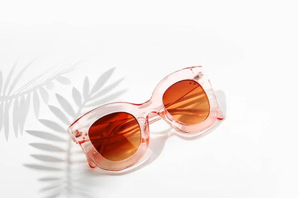 Stylische Sonnenbrille Mit Hellem Sonnenlicht Und Schatten Von Palmblättern Sommerferienkonzept — Stockfoto