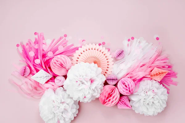 Pembe ve beyaz kağıt süslemeleri bebek için parti. Düz yatıyordu, en iyi görünümü