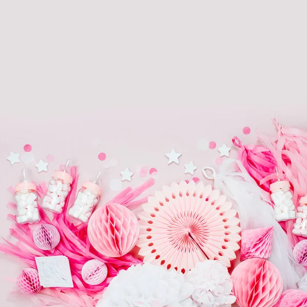 Pembe ve beyaz kağıt süslemeleri bebek için parti duş. Bu bir kız var. Düz yatıyordu, en iyi görünümü