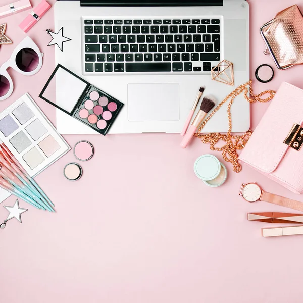 Fashion Blogger Χώρο Εργασίας Laptop Και Γυναικεία Αξεσουάρ Καλλυντικά Προϊόντα — Φωτογραφία Αρχείου