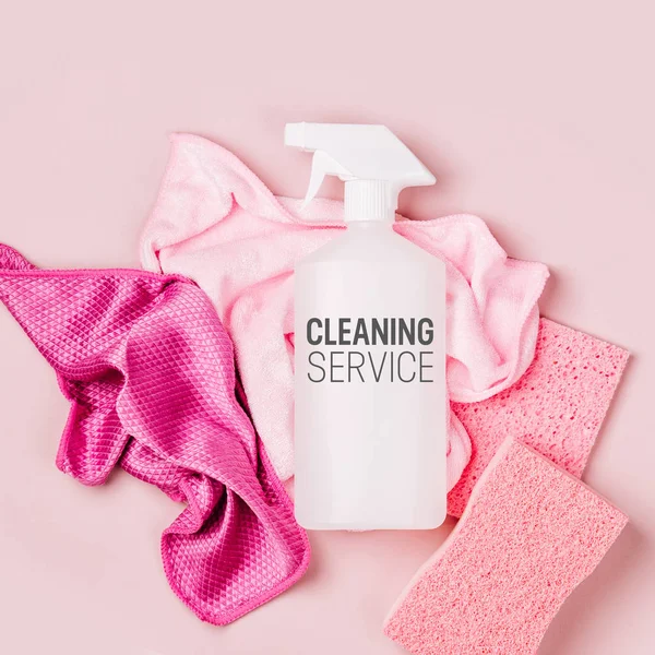 Detergenty Akcesoria Czyszczenia Kolorze Różowym Koncepcja Usługi Sprzątania Płaskie Położenie — Zdjęcie stockowe