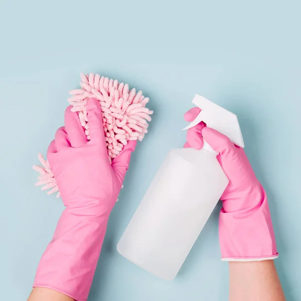 Mãos Femininas Limpar Fundo Azul Limpeza Limpeza Fundo Conceito Espaço — Fotografia de Stock