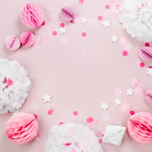 Moldura Feita Rosa Branco Papel Decorações Para Festa Bebê Deitado — Fotografia de Stock