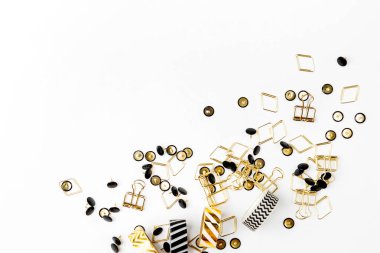 Çeşitli ataç ve beyaz arka plan üzerinde raptiyeler. 